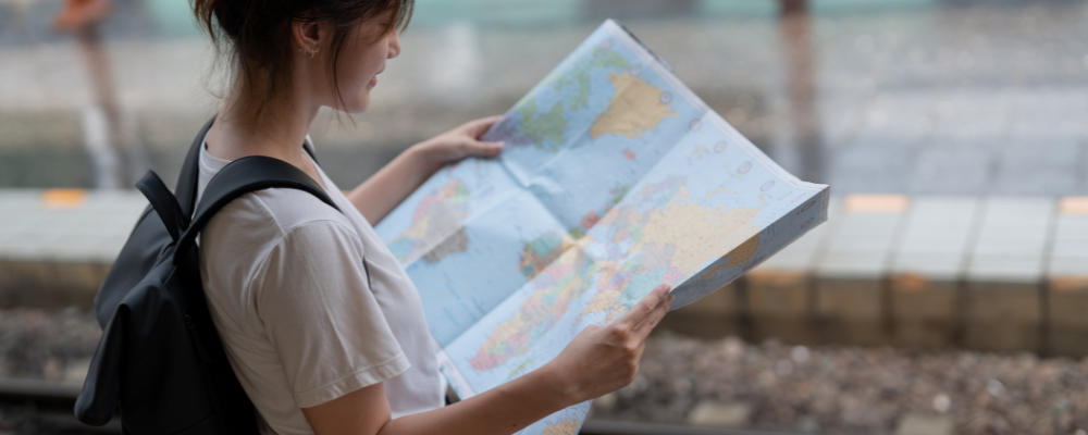 Femme avec une carte du monde